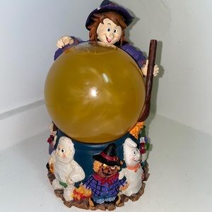 Halloween Witch LIGHT UP Cauldron Swirling Orange Brew Snow Globe Figurine.